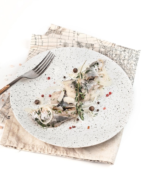 Kolacja przy świecach: talerz z delikatnie podanym daniem